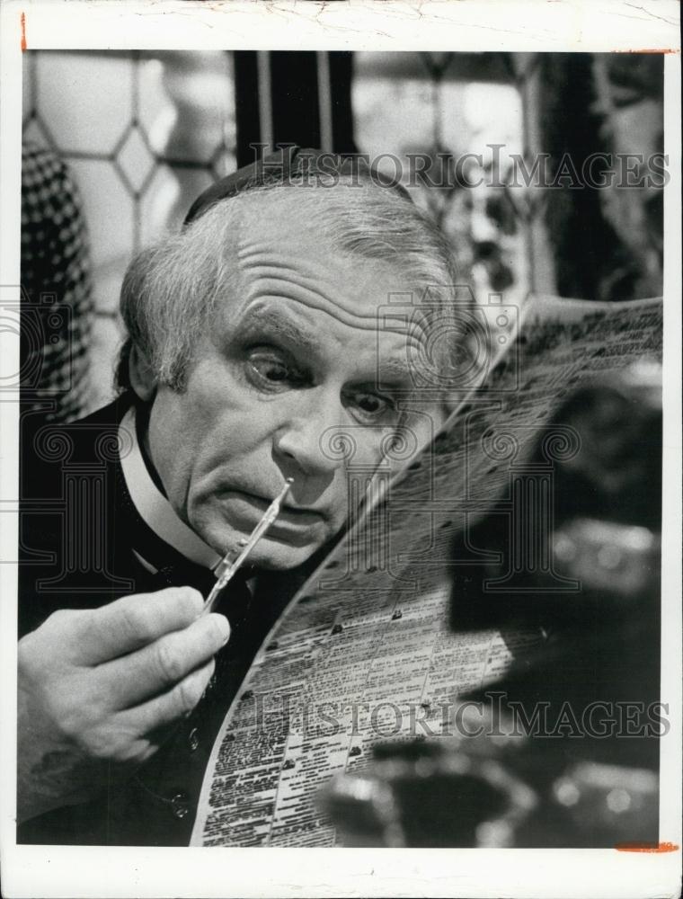 Press Photo Actor Sir Laurence Olivier Reads - RSL59983 - Historic Images