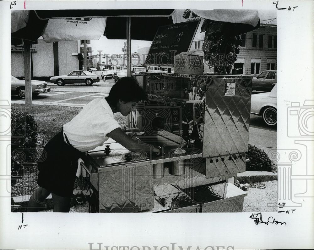 1987 Press Photo Ginny Waugh &amp; Cabana Hot Dogs Cart - RSL96971 - Historic Images