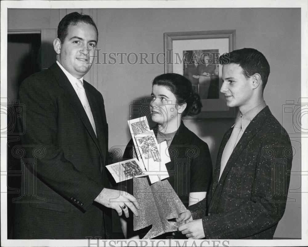 1957 Press Photo Paul Sonnabend Somerset Hotel Junior Achievement Christmas Card - Historic Images