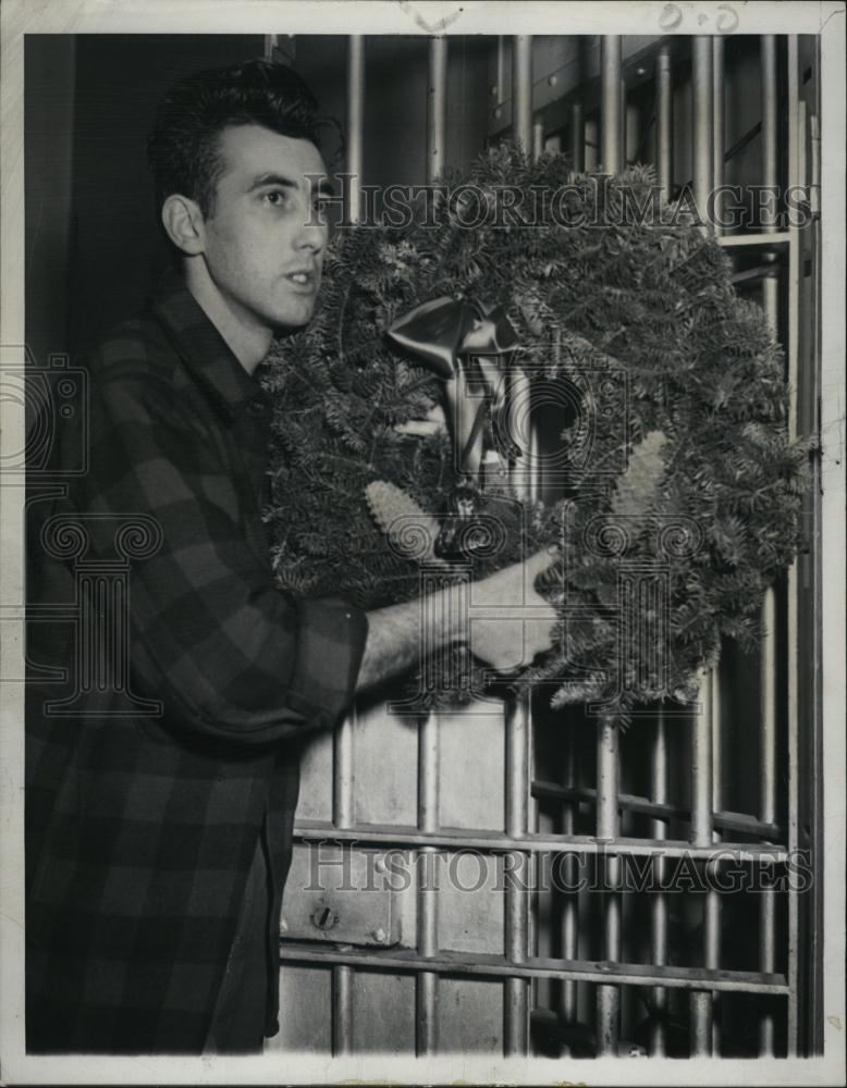 1949 Press Photo Bernard JSmith puts a wreath on his jail at Rutland Vt - Historic Images