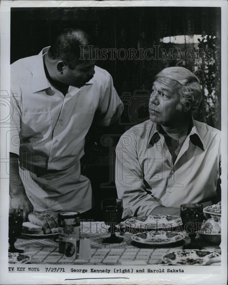 1971 Press Photo George Kennedy and Harold Sakata in &quot;Sarge&quot; - RSL92883 - Historic Images