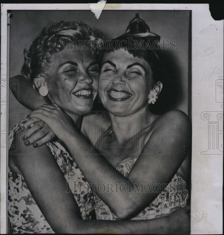 1958 Press Photo Twins Reunited Sophie Sauer and Mrs Hart Wegner - RSL82417 - Historic Images