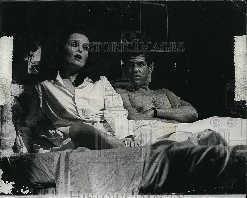 1967 Press Photo Marlyn Mason & Anthony Roberts star in "How Now, Dow Jones" - Historic Images