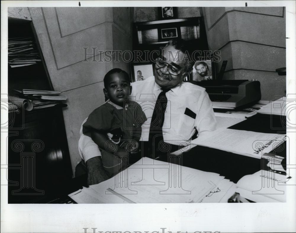 1991 Press Photo Garth Reeves &amp; grandson Garth - RSL96753 - Historic Images