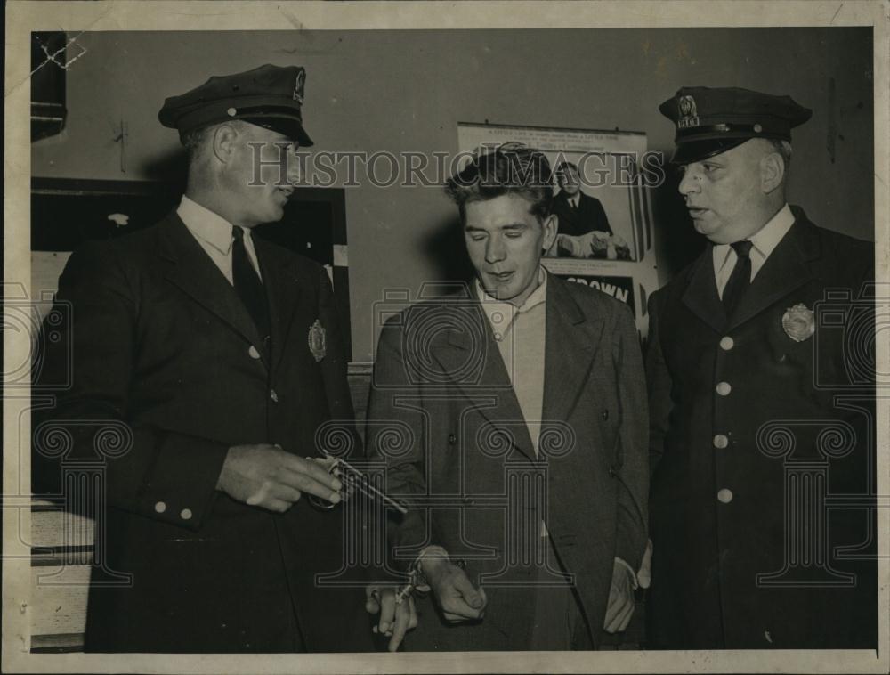 1942 Press Photo Leo Aytward in Custody of Officers Arthur Cal &amp; James Lodge - Historic Images