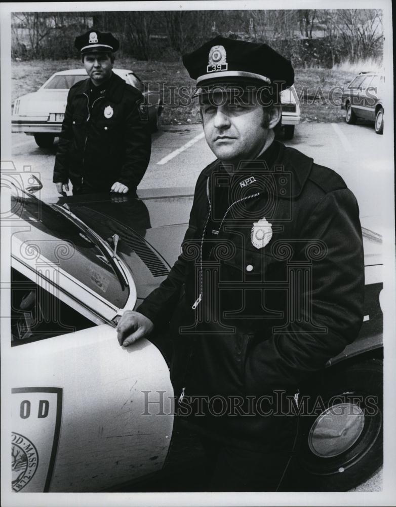 1979 Press Photo Norwood cop Gerald Mahoney fires shots to repel vicious dogs - Historic Images