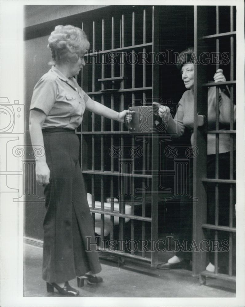 1975 Press Photo Eleanor Roberts Talks With Prisoner - RSL01965 - Historic Images