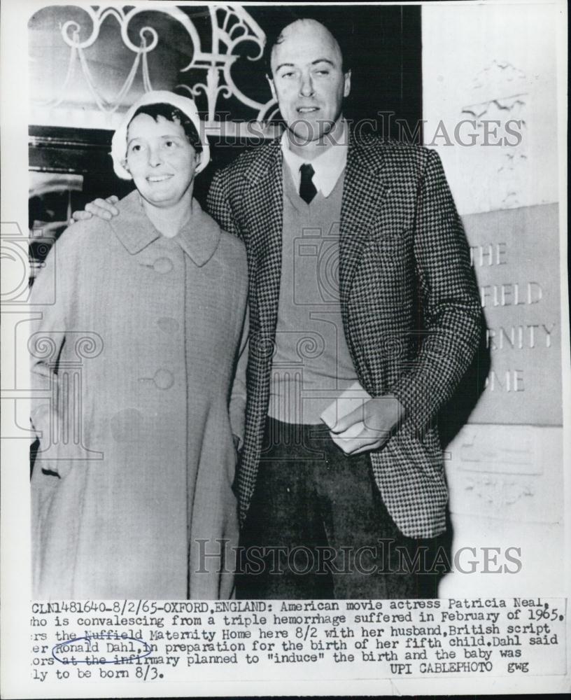 1965 Press Photo Patricia Neal and Ronald Dahl at Maternity Home - RSL03487 - Historic Images