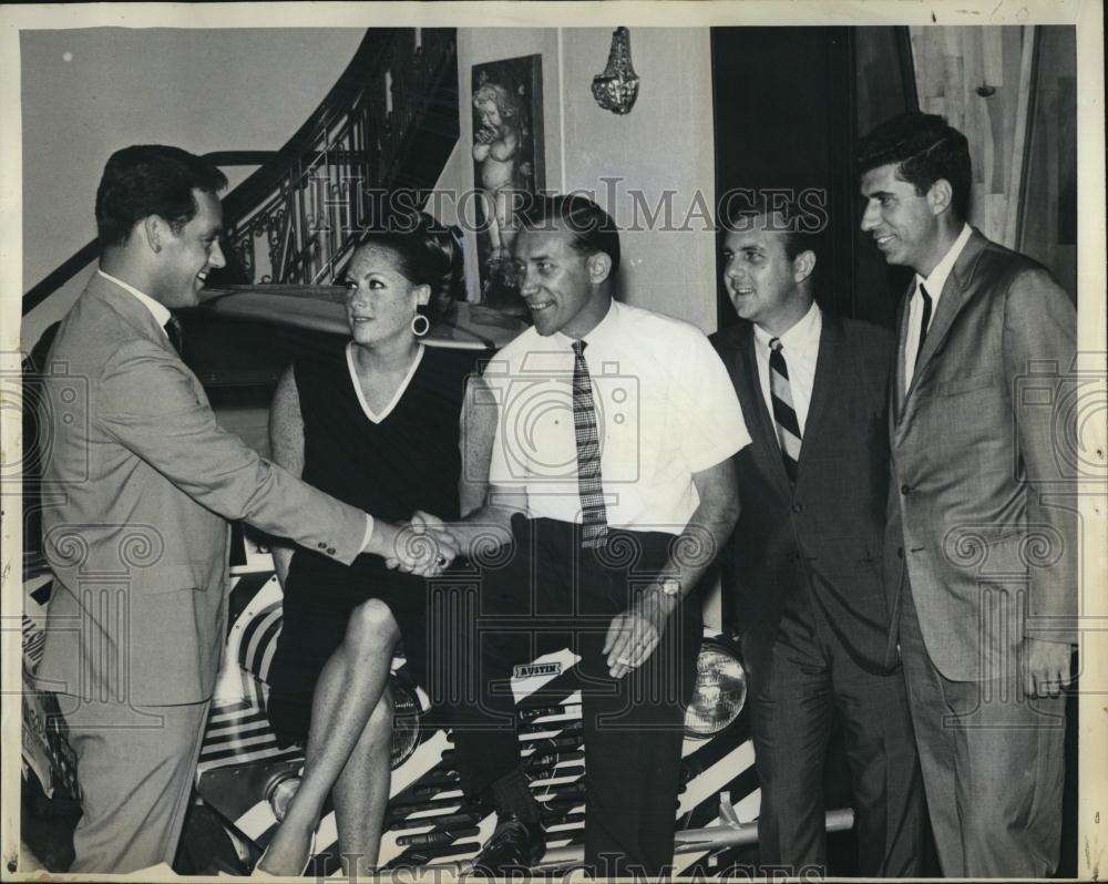 1966 Press Photo Pres Ray Ogonowsky of Jaycees, Julie Karlick, Larry Justice - Historic Images