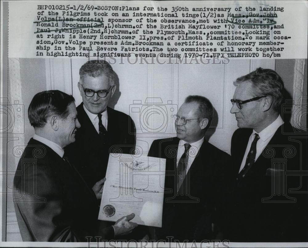 1969 Press Photo Gov John Volpe & Sir Ronald Brockman honor Mayflower landing - Historic Images