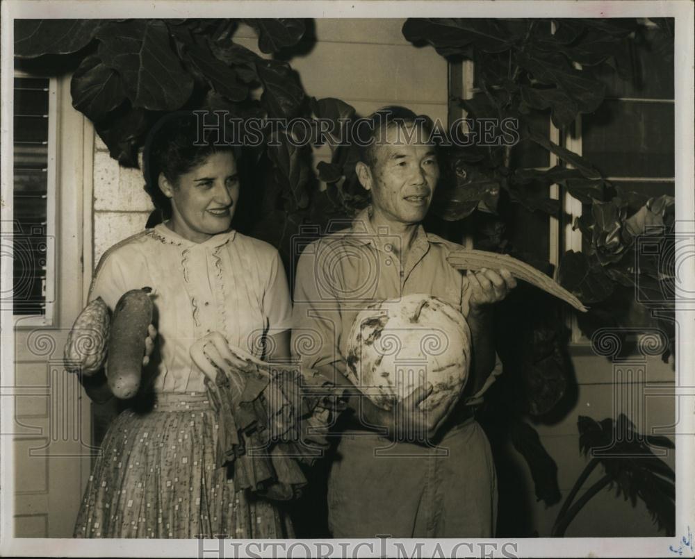 1954 Press Photo Mr, Mrs Charlie Tim, Chinese Vegetables, Mou Qua, Bok Toy - Historic Images