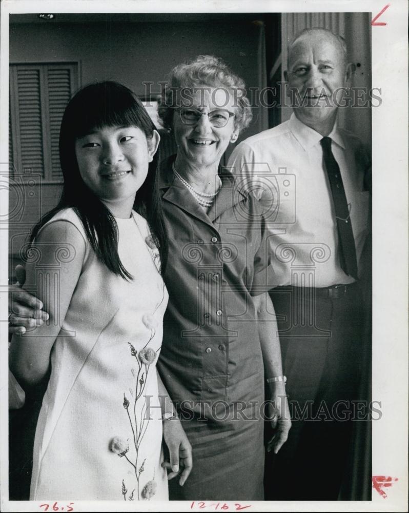 1966 Press Photo Mr and Mrs Paul Davis Adopted Daughter Shigeko Ichikawa - Historic Images