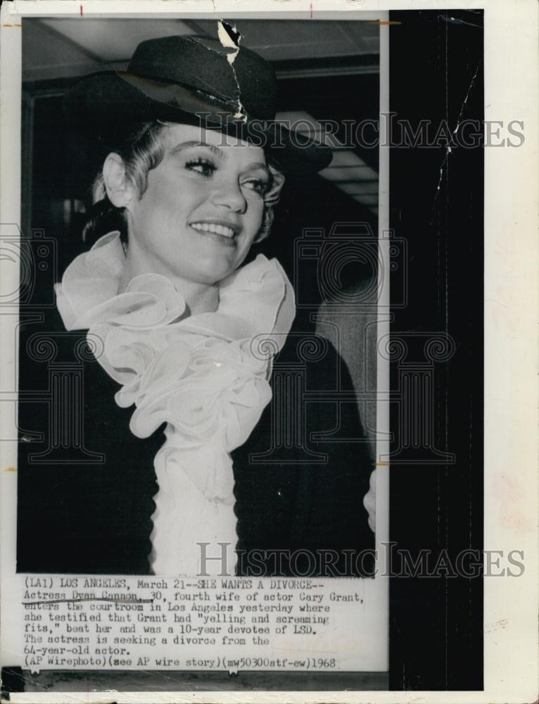 1968 Press Photo Actress Dyan Cannon Entering Los Angeles Courtroom - RSL61581 - Historic Images