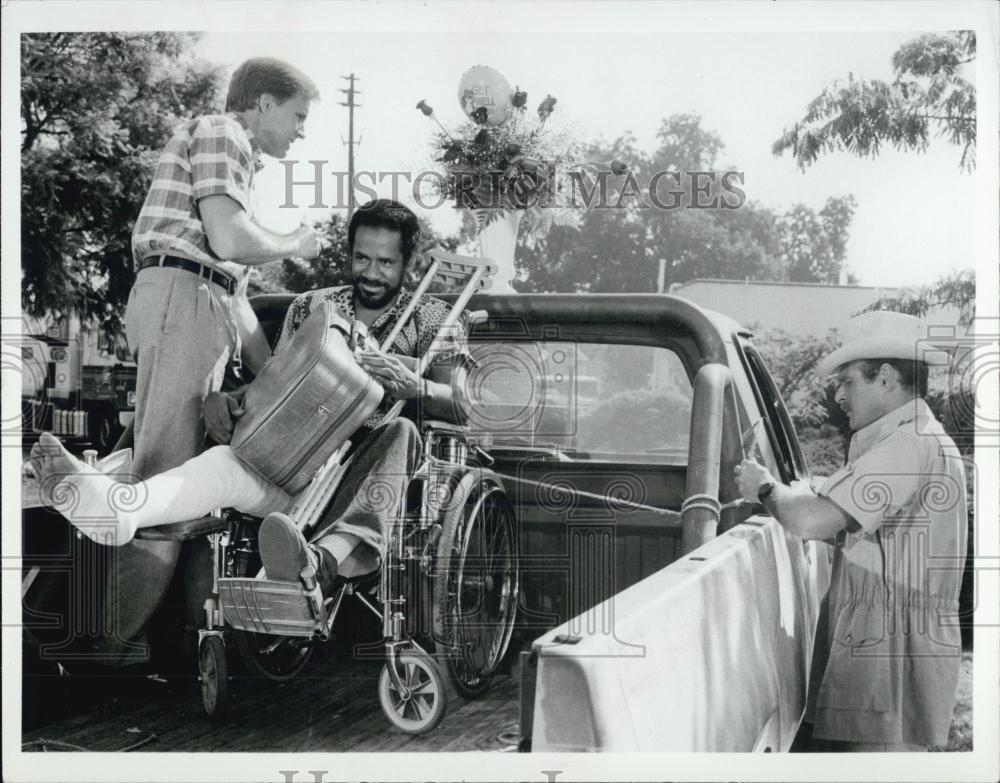 1986 Press Photo Actor Tim Reid Guest Stars With Gerald McRaney, Jameson Parker - Historic Images