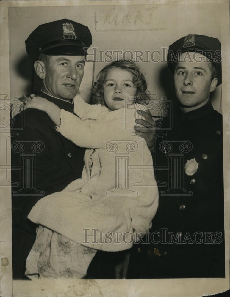 1951 Press Photo Officers Mahoney & Miller with Katherine Regan pulled From Fire - Historic Images