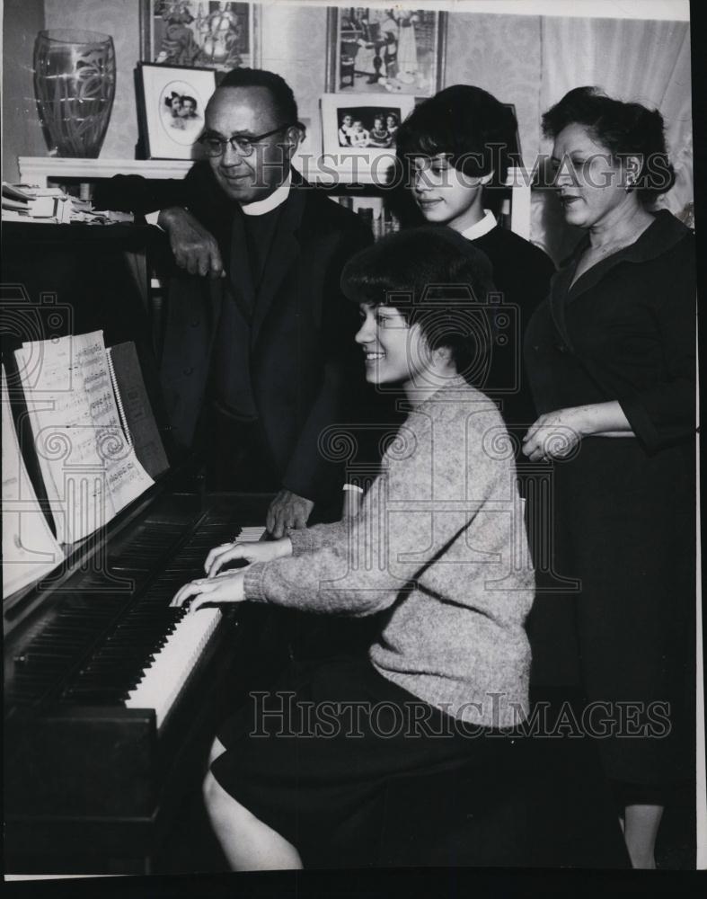 1962 Press Photo Bishop John Burgess &amp; wife Esther, daughters Julia &amp; Margaret - Historic Images