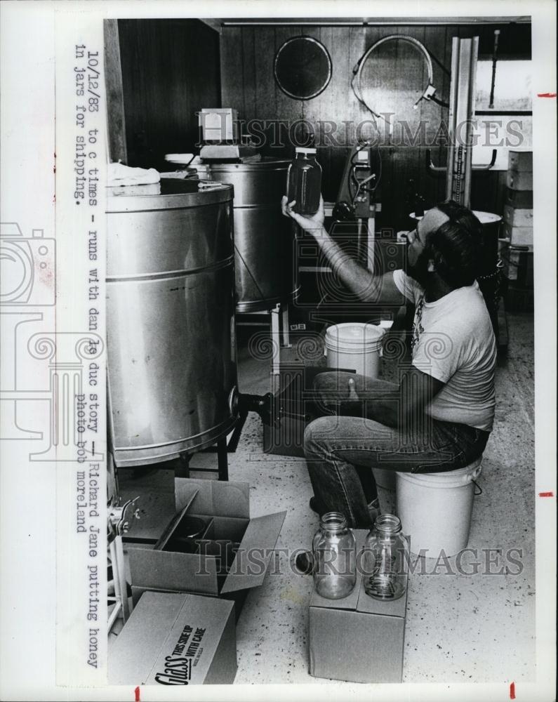 1983 Press Photo Richard Janes at his honey bottling operation - RSL93125 - Historic Images