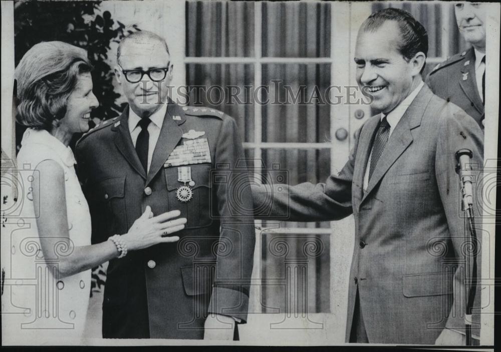 1969 Press Photo Pres Richard Nixon Gen John McConnell Distinguished Service - Historic Images