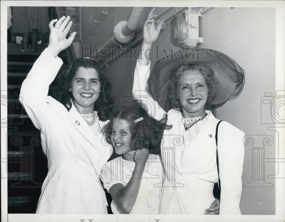 1949 Press Photo Mrs John Davis Lodge &amp; Daughters Lilly &amp; Beatrice Aboard Liner - Historic Images