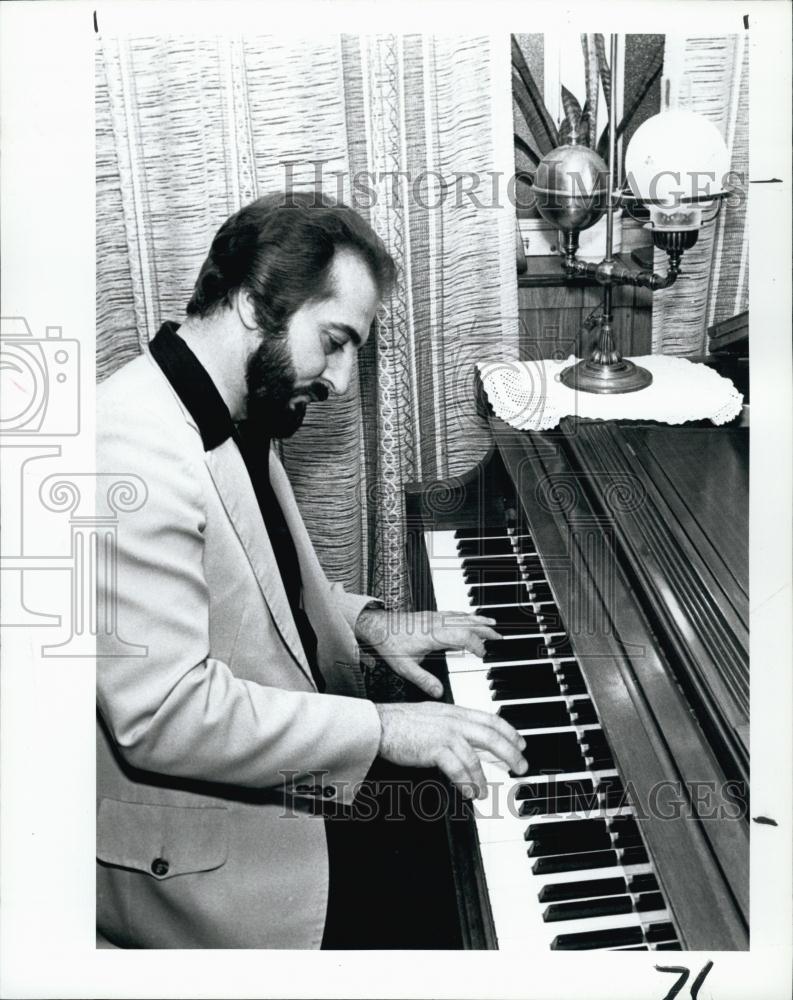 1982 Press Photo Internationally Recognized Composer / Pianist Robert Moffa - Historic Images