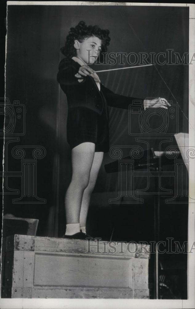 1948 Press Photo Ferruccio Burco Conducts 80-Piece Orchestra - RSL47103 - Historic Images