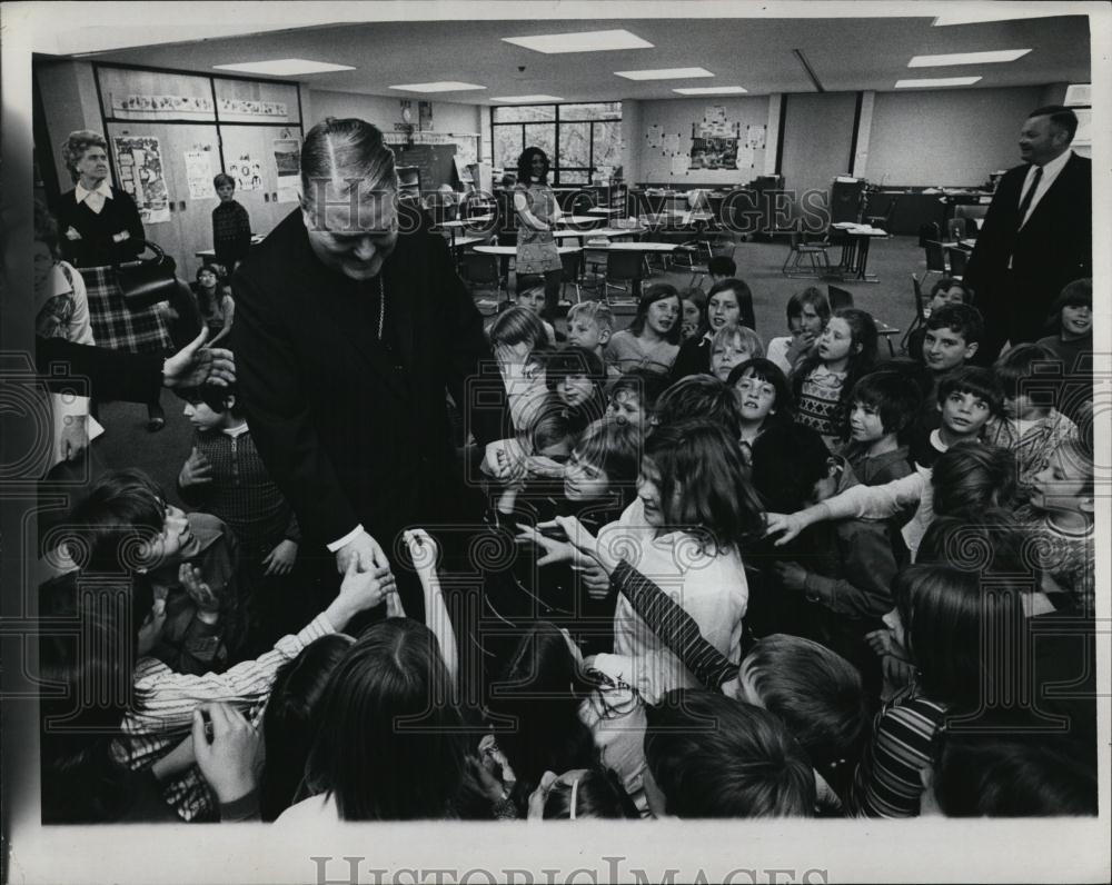 1972 Press Photo John Cardinal Wright visiting school kids - RSL40429 - Historic Images