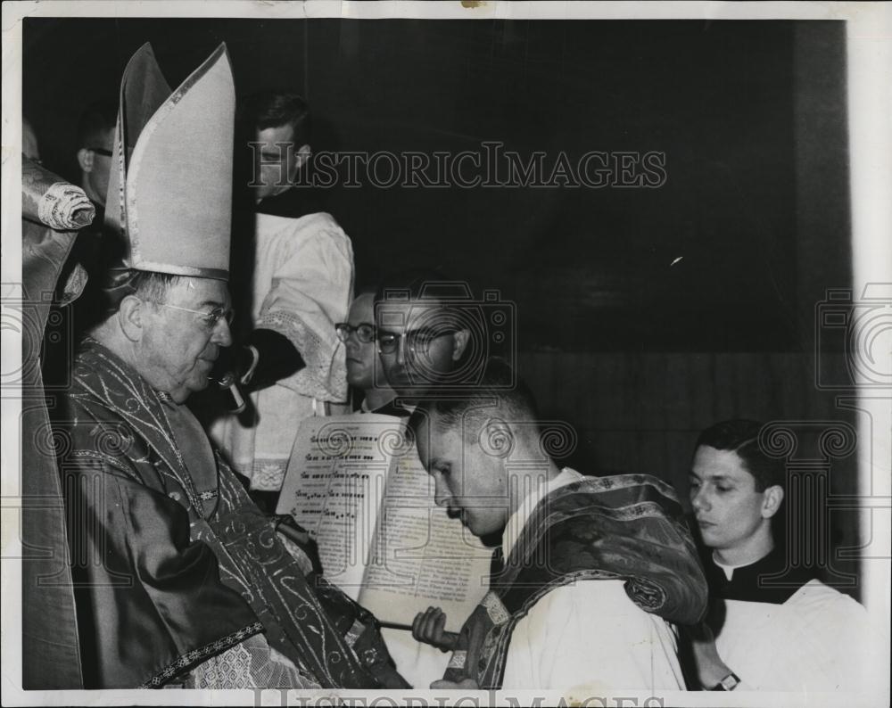 1962 Press Photo Father John S Morris ordained by Archbishop Martin O&#39;Connor - Historic Images