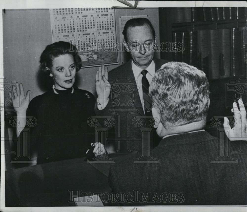 1960 Press Photo John Charles Daly Miss Virginia Warren marriage license - Historic Images