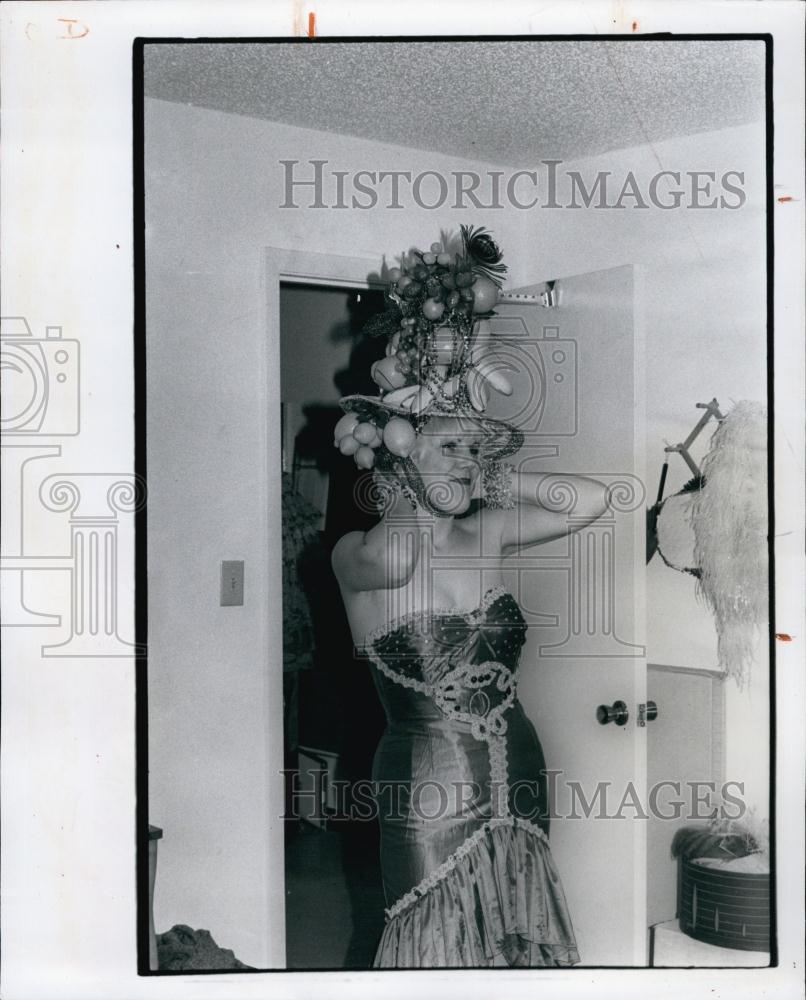 1981 Press Photo Ana Tampanna, Circus Dancer Performer in her costume - Historic Images