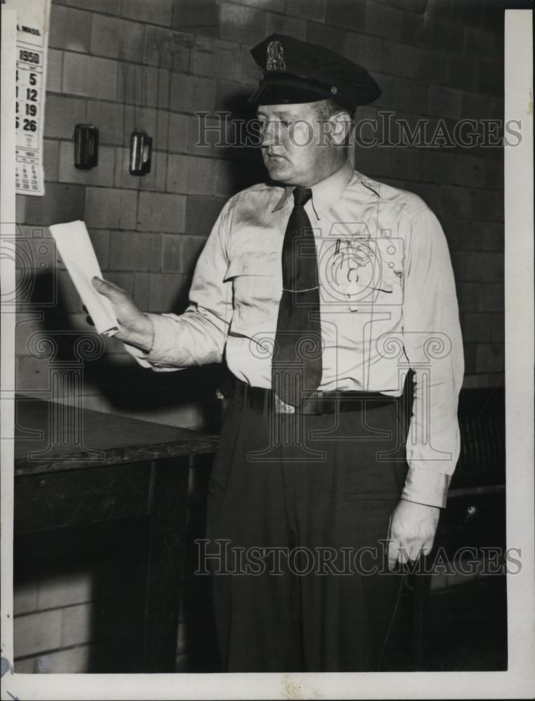 1950 Press Photo Officer Thomas fay, Boston traffic division grabs thief - Historic Images