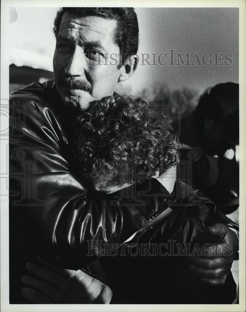 1984 Press Photo Robert Smith Hugging Returned Kidnapped Son Bobby - RSL43993 - Historic Images