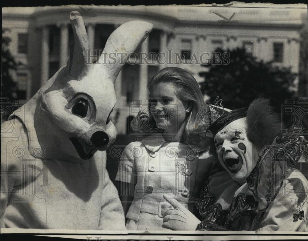 1970 Press Photo Tricia Nixon, the Presiden't daughter & the Easter Bunny - Historic Images