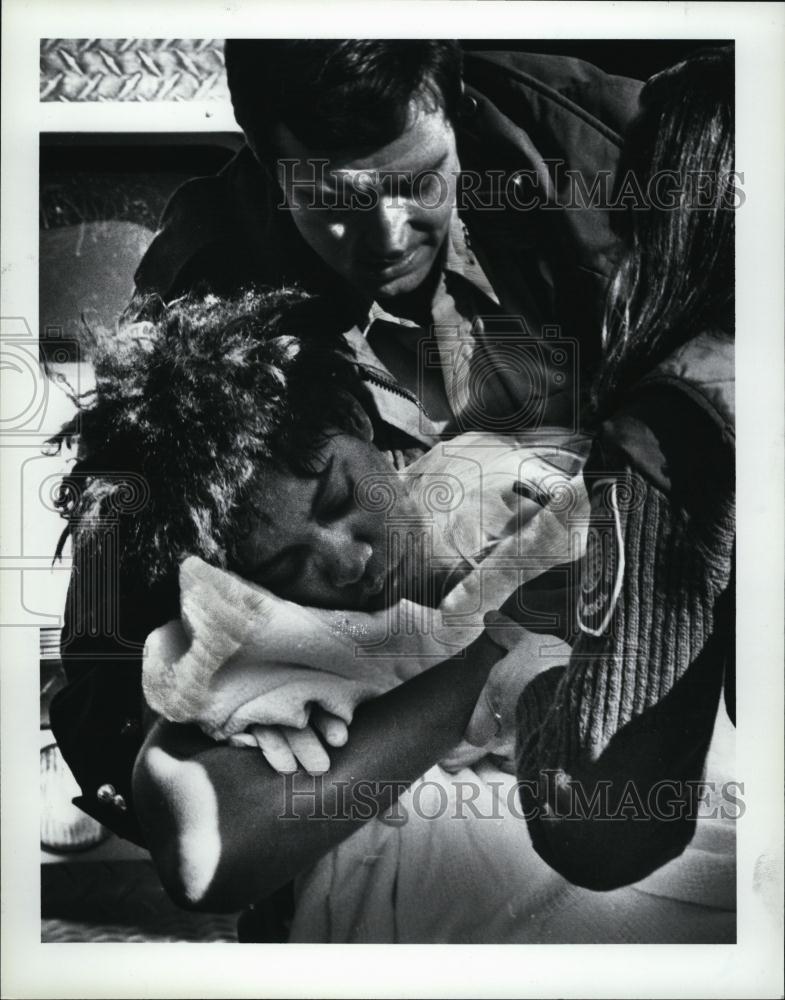 1994 Press Photo Mother Of Chez Vous Victim Linda Wells At Hospital - RSL43339 - Historic Images