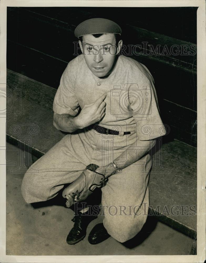 1949 Press Photo Actor Dennis Day In &quot;A Day In The Life Of Dennis Day&quot; - Historic Images