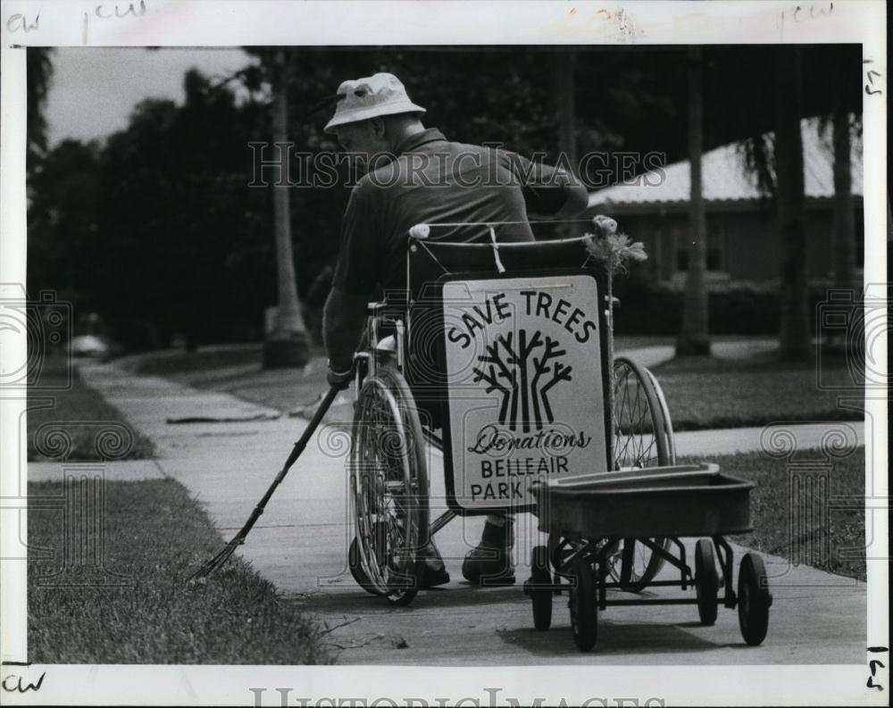 1991 Press Photo Pat Walls Save a Tree Sign on Wheelchair Community Beautificat - Historic Images