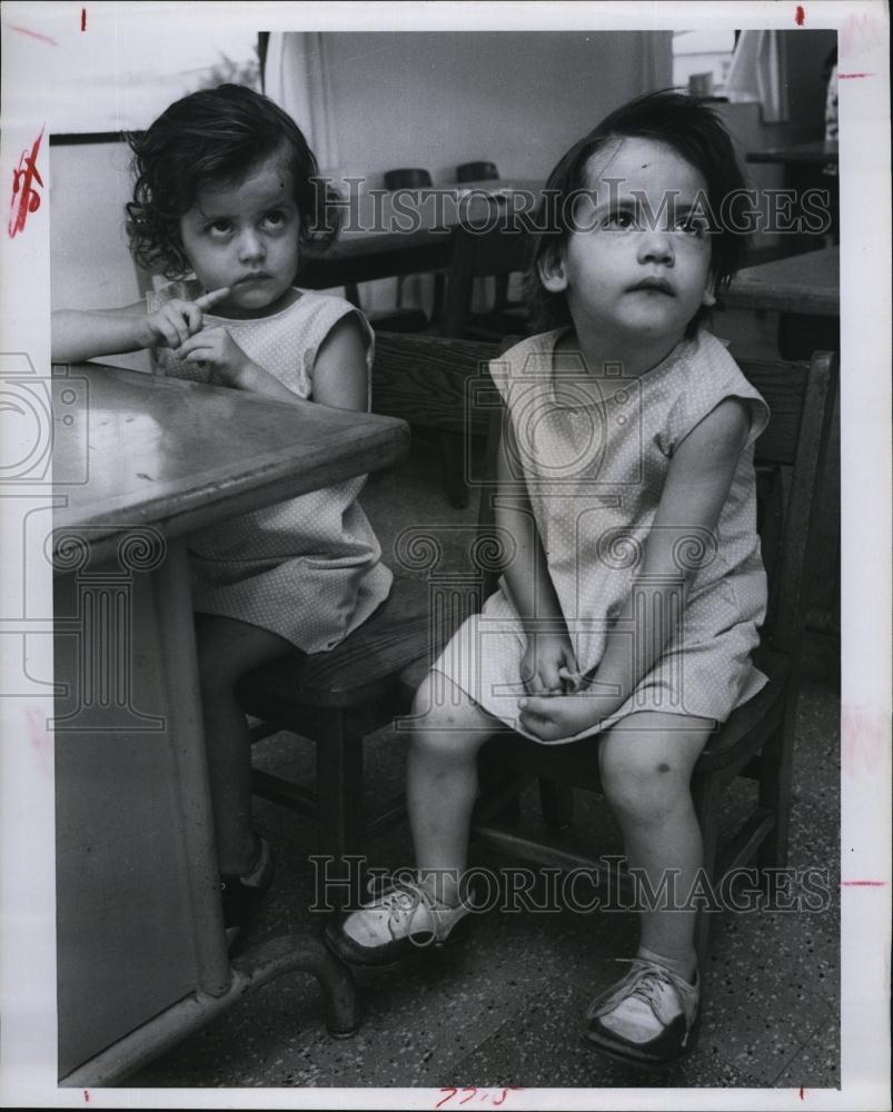 1965 Press Photo Linda &amp; Becky Lorenzo in dresses made by VISTA volunteers - Historic Images