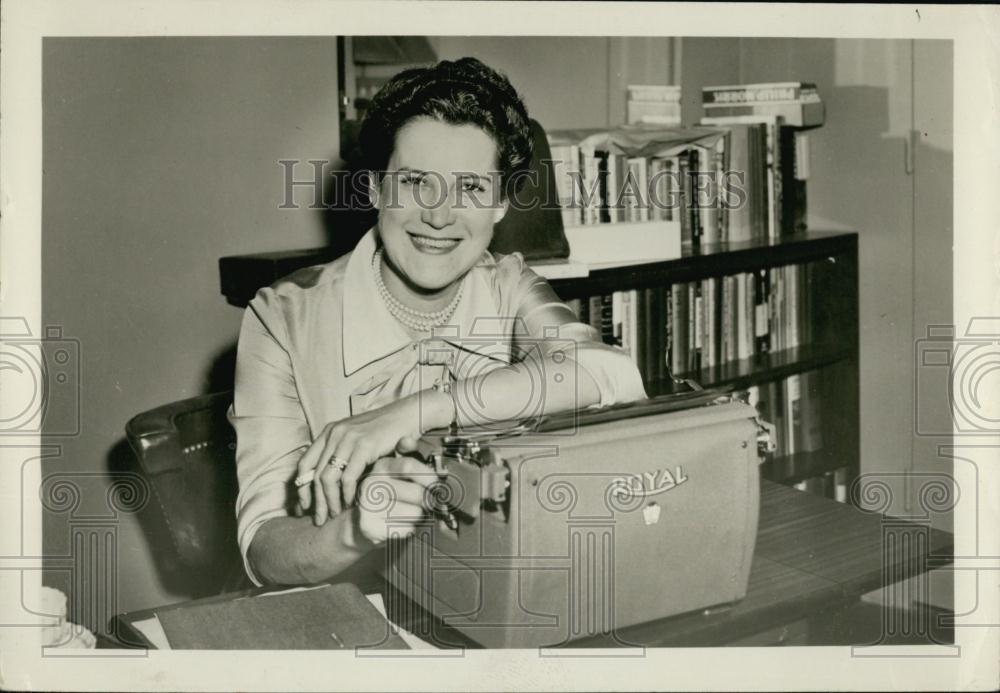 1964 Press Photo Sylvia Poter, American Journalist,Columnist, Financial Expert - Historic Images