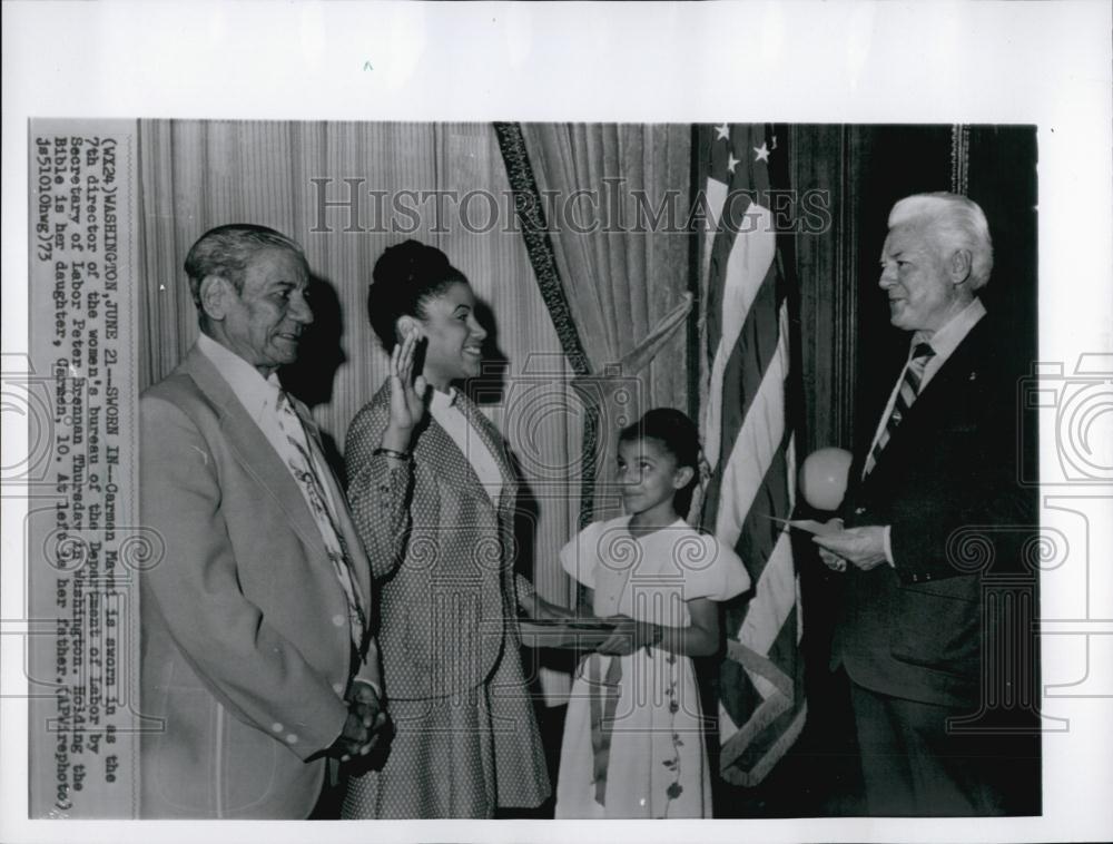 1973 Press Photo Carmen Mavui sworn as Dirof Woman's Bureau for Dept of Labor - Historic Images