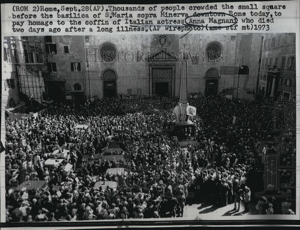 1973 Press Photo Italian Actress Anna Magnani funeral at Basilica Marian Sopra - Historic Images