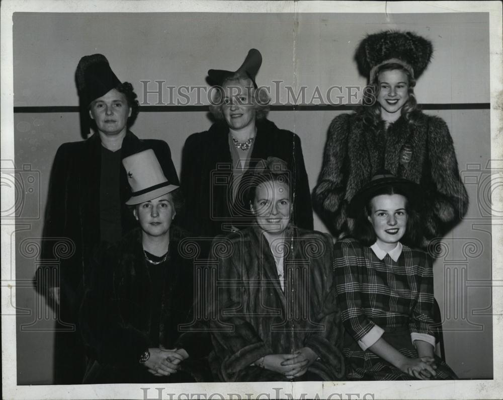 1942 Press Photo Mrs Sheehan,Mrs Berghan &amp; daughter,Mrs O&#39;Donnell, - RSL06843 - Historic Images