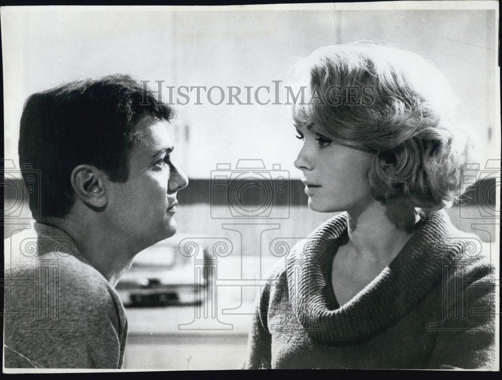 1964 Press Photo Debbie Reynolds and Tony Curtis in &quot;Goodbye Charlie&quot; - Historic Images