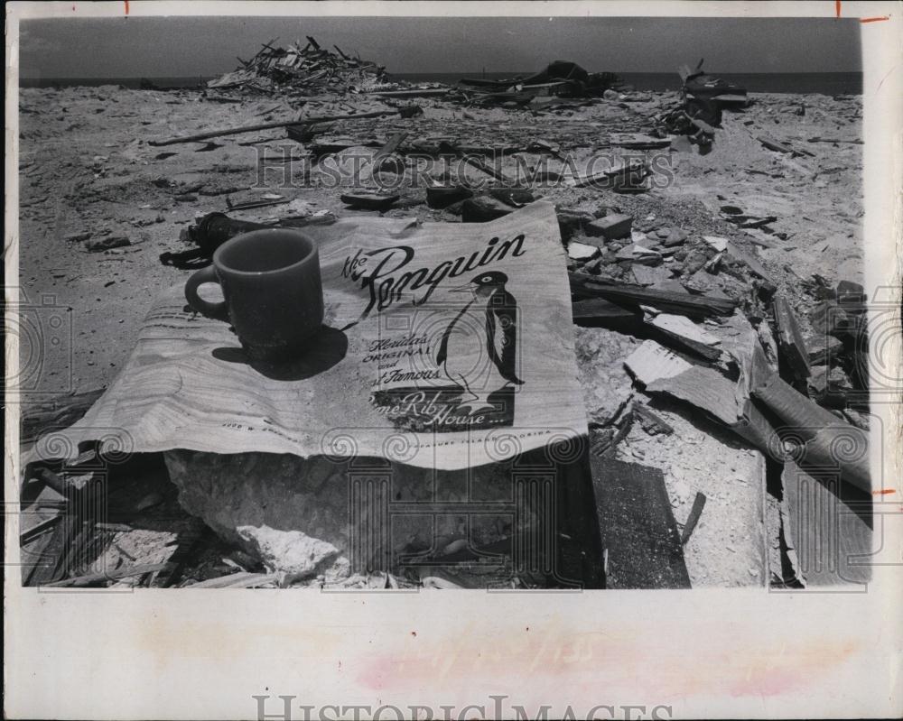 1976 Press Photo Penquin restaurant in Fla destroyed by hurricane Agnes - Historic Images