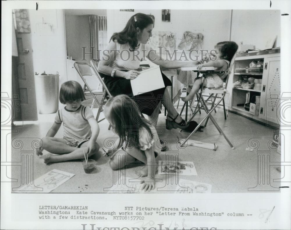 1977 Press Photo Kate Cavanaugh, columnist &amp; her three children - RSL66353 - Historic Images