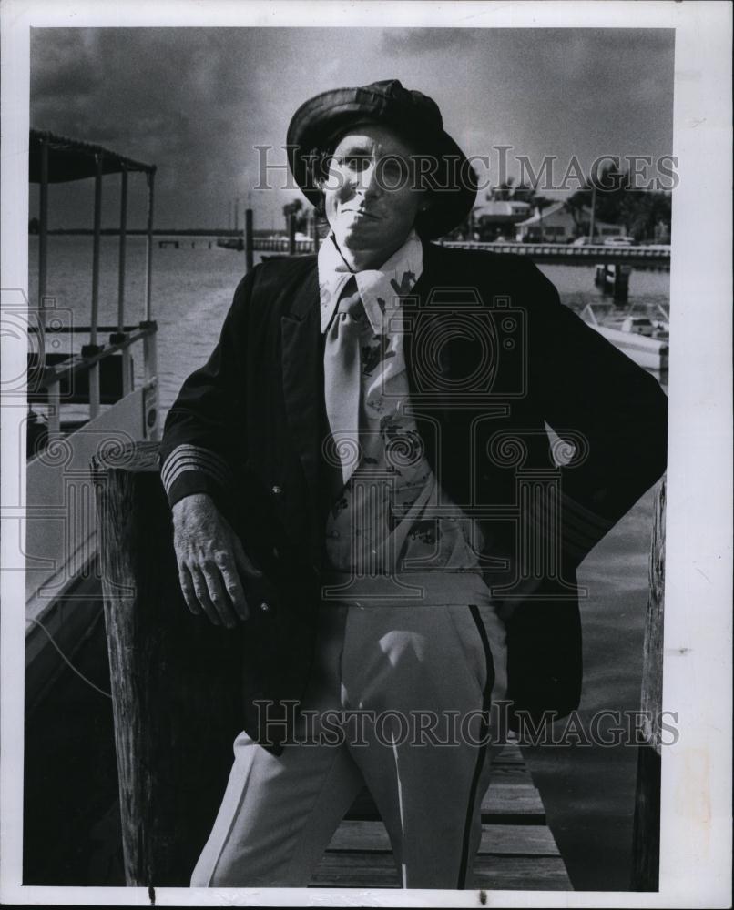 1981 Press Photo Captain Cicero (Glen Powell) at Merry Pier - RSL92097 - Historic Images