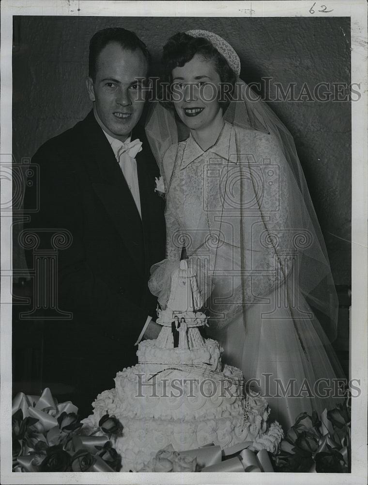 1953 Press Photo Mr and Mrs John McGratt with their wedding cake - RSL80875 - Historic Images