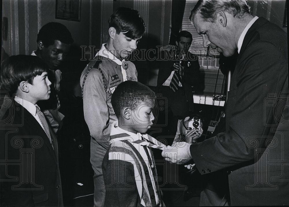 1969 Press Photo Mass Gov Francis Sargent &amp; Boys Scouts Beckles,Bilbeau,Bean, - Historic Images