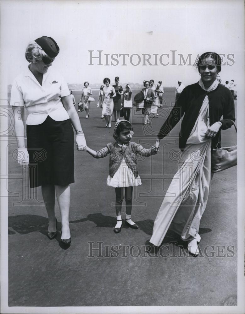 1966 Press Photo Amrapali and mother from Indian arrived in Boston for surgery - Historic Images