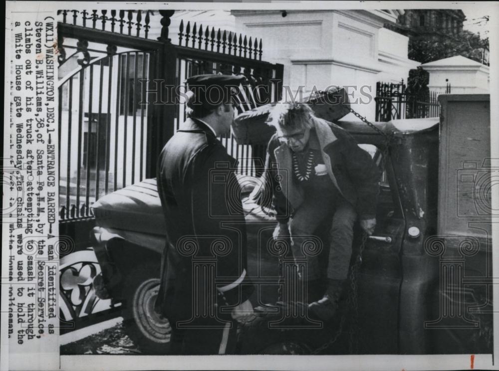 1976 Press Photo Stevens BWilliams tries to crash through White House Gates - Historic Images