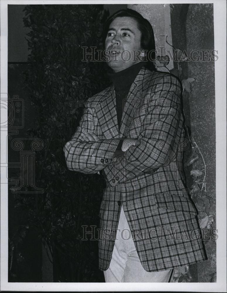 1979 Press Photo Actor Brian Bedford leaning against a tree - RSL84121 - Historic Images