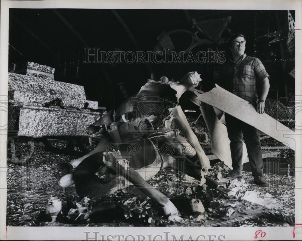 1968 Press Photo Don Hutchinson &amp; damages Christmas float displays - RSL98509 - Historic Images